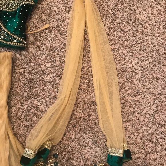 Beautiful 3 piece outfit - Picture 2 of 8